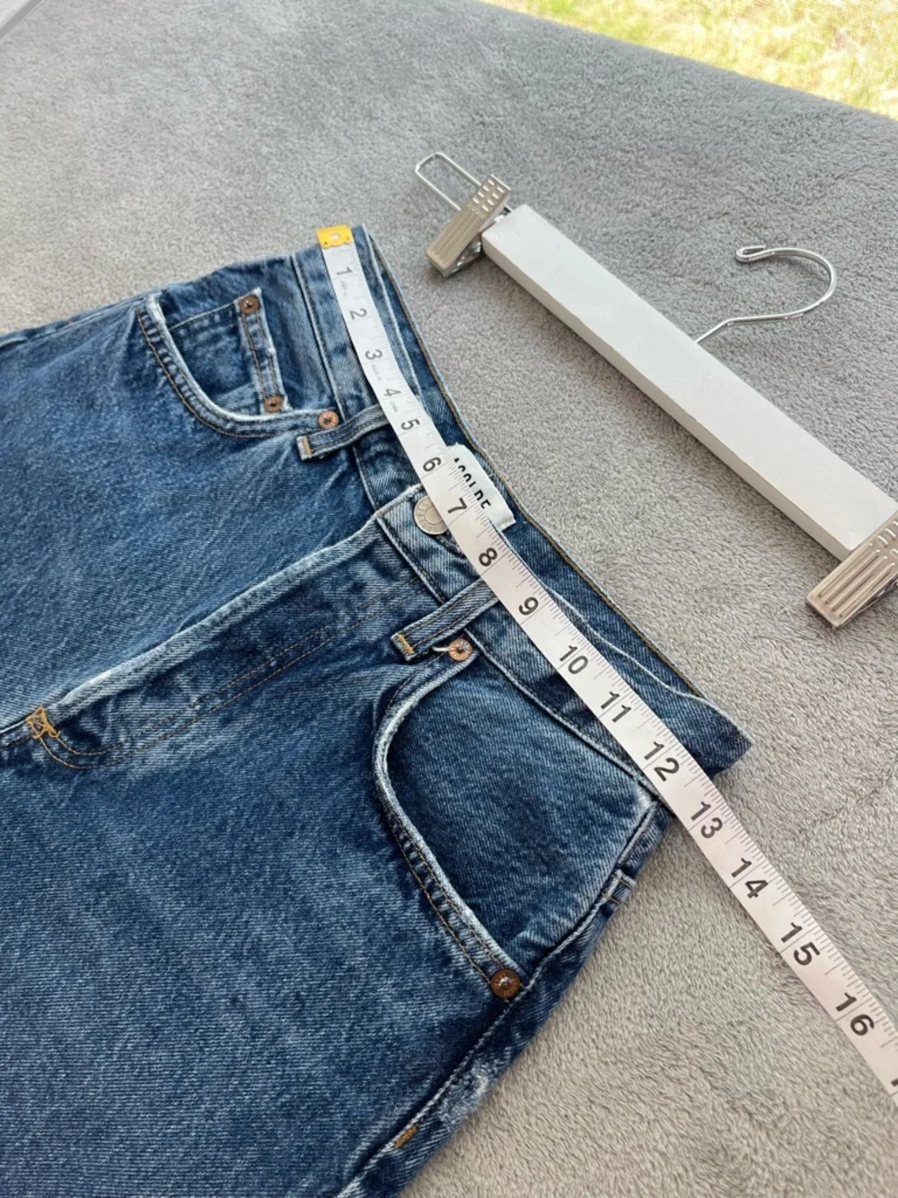 Agolde High-Waist Indigo Rolled-Hem Denim Shorts - Picture 6 of 9